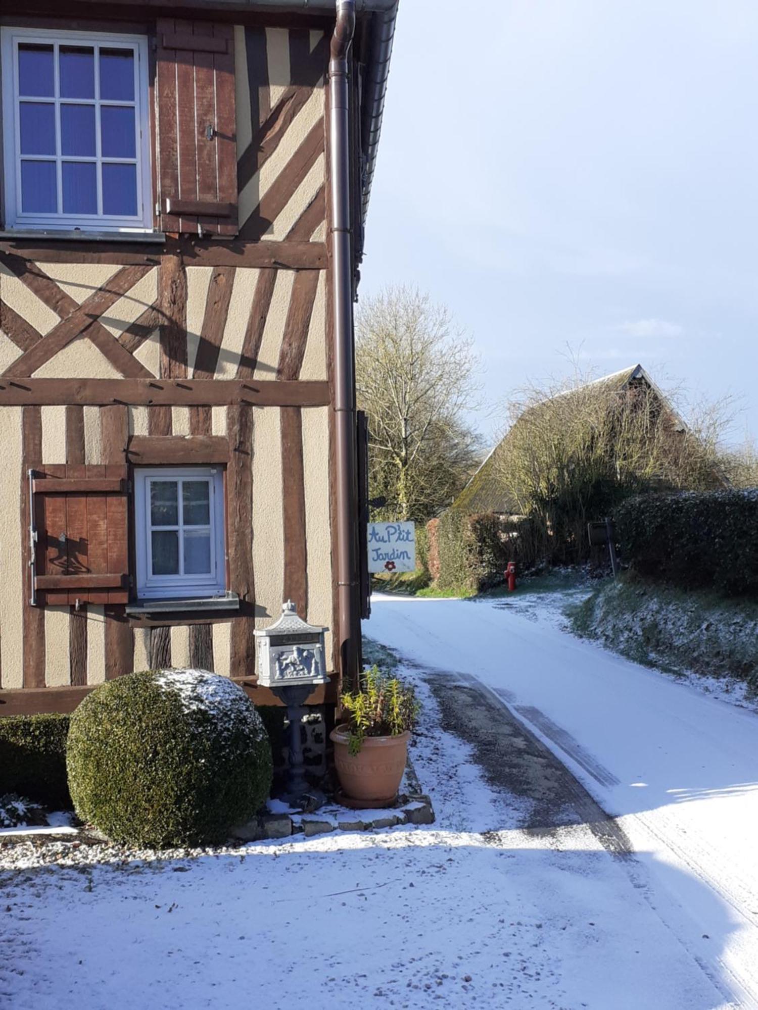 Au P'Tit Jardin Hotell Saint-Sylvestre-de-Cormeilles Eksteriør bilde